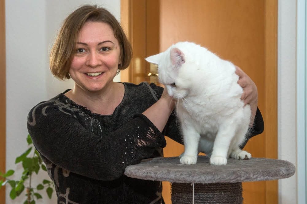Anna Spengler mit ihrem Kater Freddy. Wenn sie mal nicht da ist, kümmert sich in anderer Katzenbesitzer um ihn.