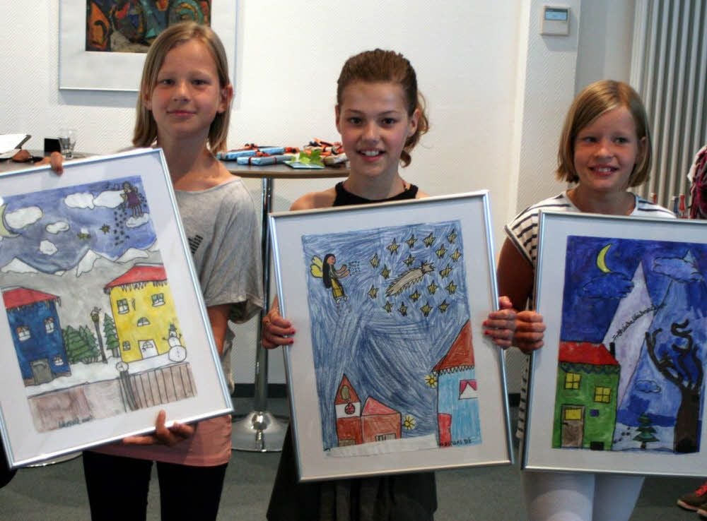 Lara Gasiecki, Natalie Nikolaus und Maja Benewitz, bislang allesamt Viertklässlerinnen der Grundschule Otto Nagel in Schönewalde (brandenburgischer Nachbarlandkreis Elbe-Elster) und dortige Hortbesucherinnen, belegten die Plätze eins bis drei im Wettbewerb um das beste Bild für den Benefiz-Adventskalender 2017 des Rotary Clubs Herzberg, dem die Elsterland-Bankvorstände Silke Falkenhain und Walter Meyer aus Jessen angehören.