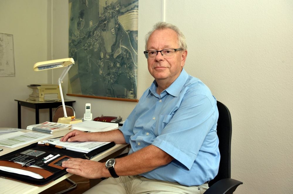 Bernd Hoffmann in seinem Büro im Gemeindehaus in Wählitz