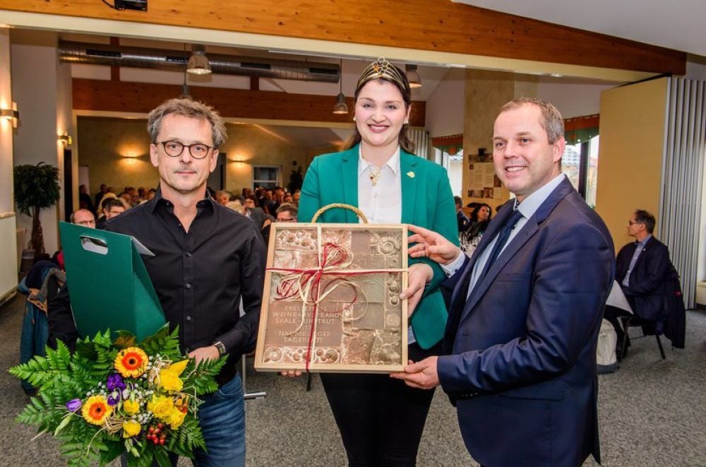 Weinkönigin Annemarie Triebe und Weinbaupräsident Hans Albrecht Zieger (r.) übergeben an Michael Heise, stellvertretender Redaktionsleiter von Tageblatt/MZ, den Pressepreis des Verbandes.