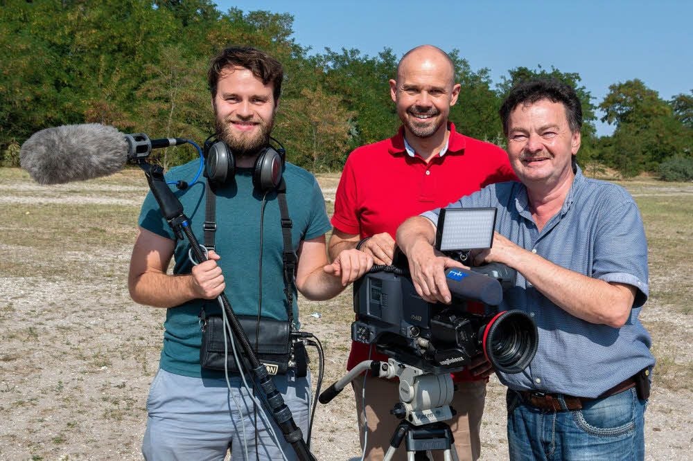 Für die MDR-Serie über die Industriegeschichte des Geiseltals arbeitete Holger Schmidt von der Müchelner Firma Omega Video- und Filmproduktion (r.) mit dem MDR-Mitarbeiter und Redakteur Sven Stephan (M.) zusammen. Die Ton- und Kameraassistenz teilten sich seine Söhne Martin (l.) und Robert.