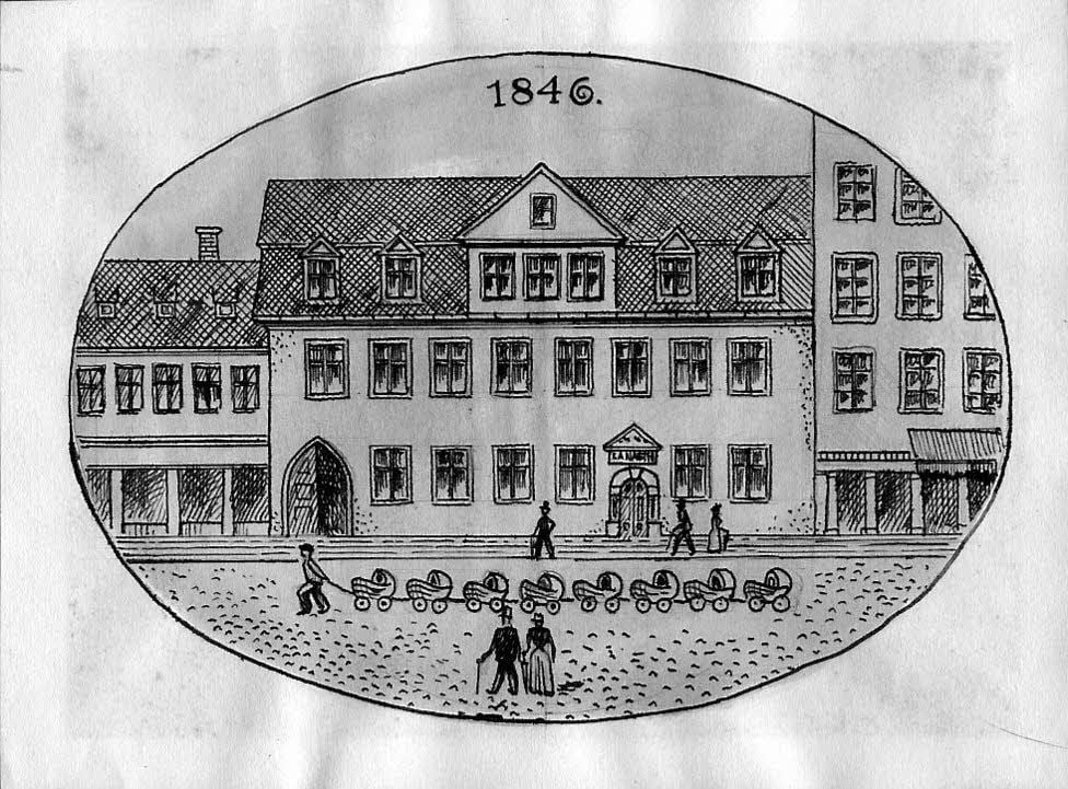 Wie der junge Zeitzer Ernst Albert Naether anno 1852 voller Tatendrang von seinem Wohn- und Geschäftshaus in der Judenstraße 2 aus seine aneinandergebundenen Kinderwagen zur Leipziger Warenmesse zog, zeichnete der Grafiker Karl Erich Merseburger liebevoll in den 30er Jahren.