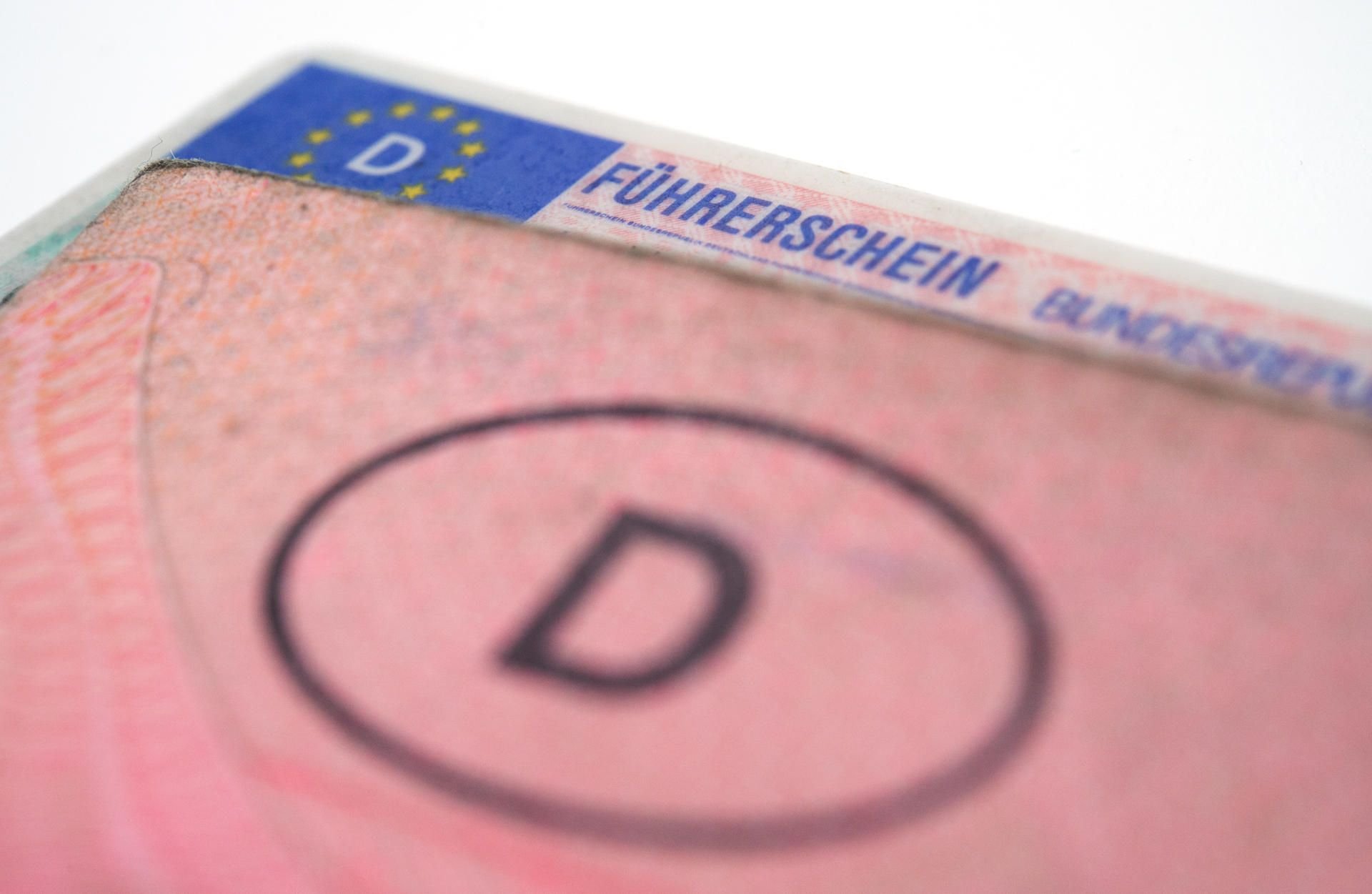 Ein deutscher Führerschein und Fahrzeugpapiere (Symbolbild)