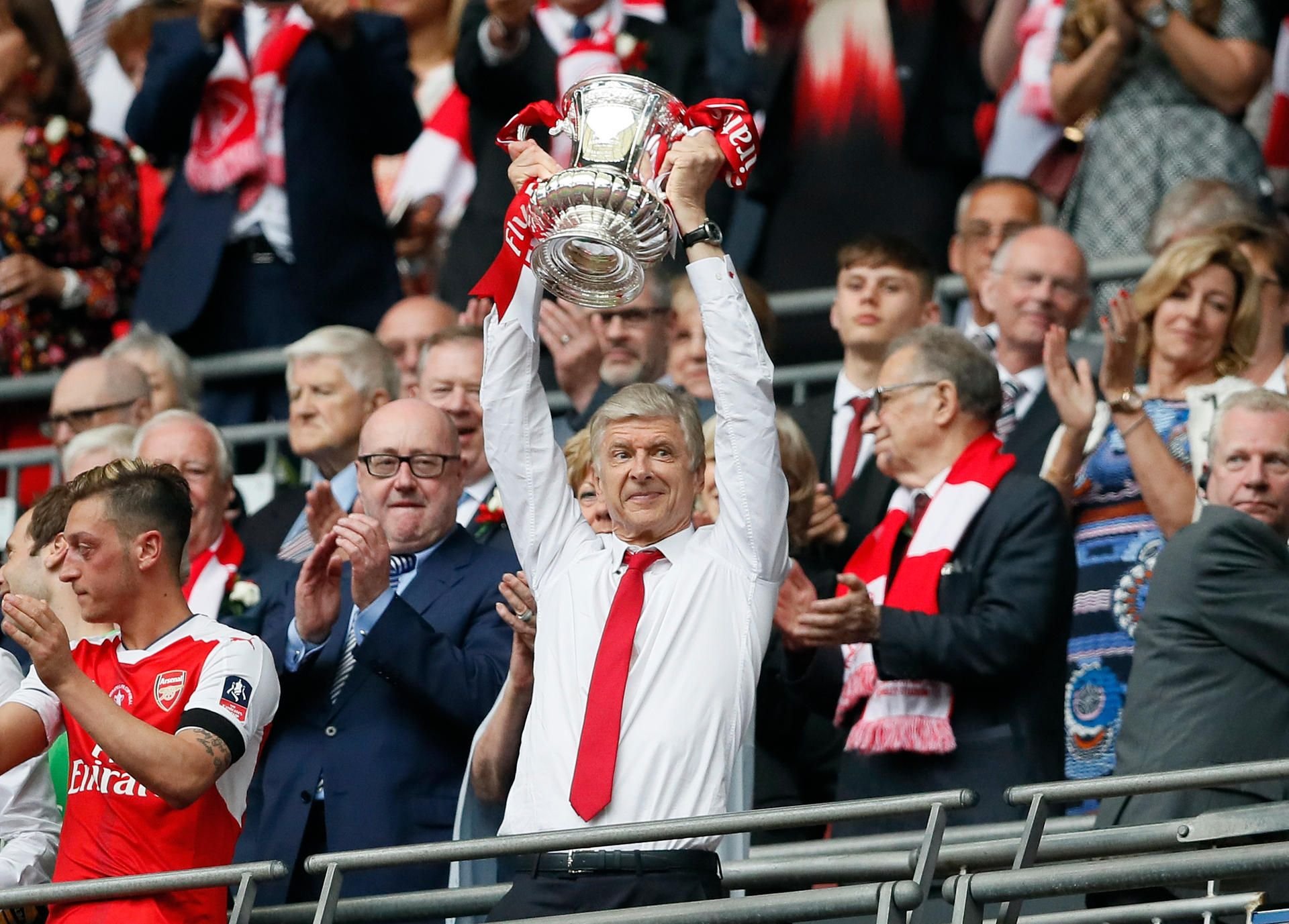 Arsenal-Trainer Arsene Wenger feiert den Gewinn des FA-Cups.