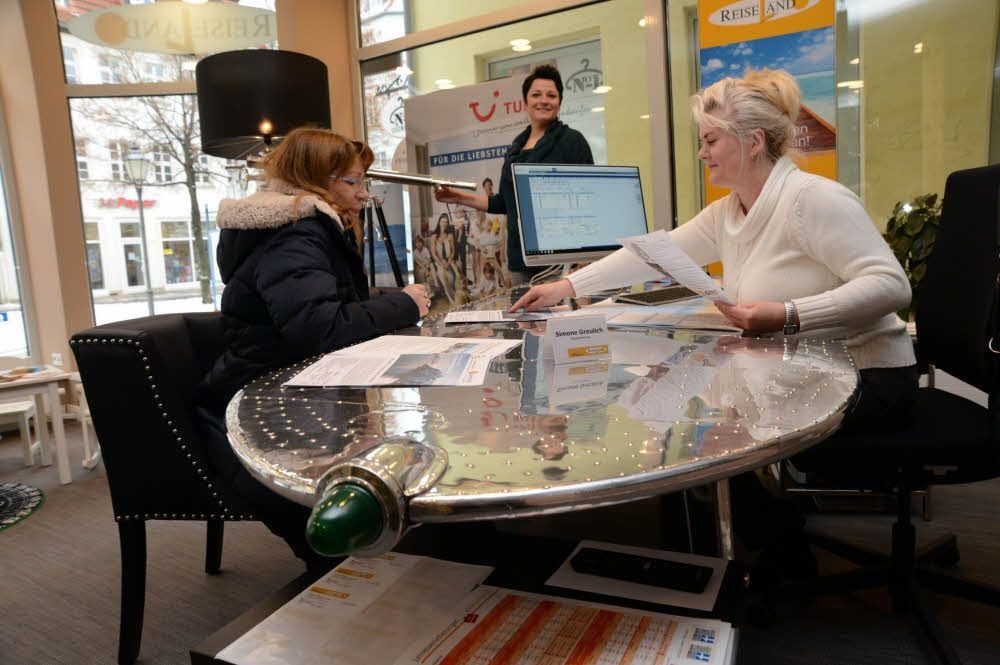 Simone Greulich (rechts) berät im neu eröffneten Reisebüro „Reiseland“ Kundin Ines Pfannenschmidt.