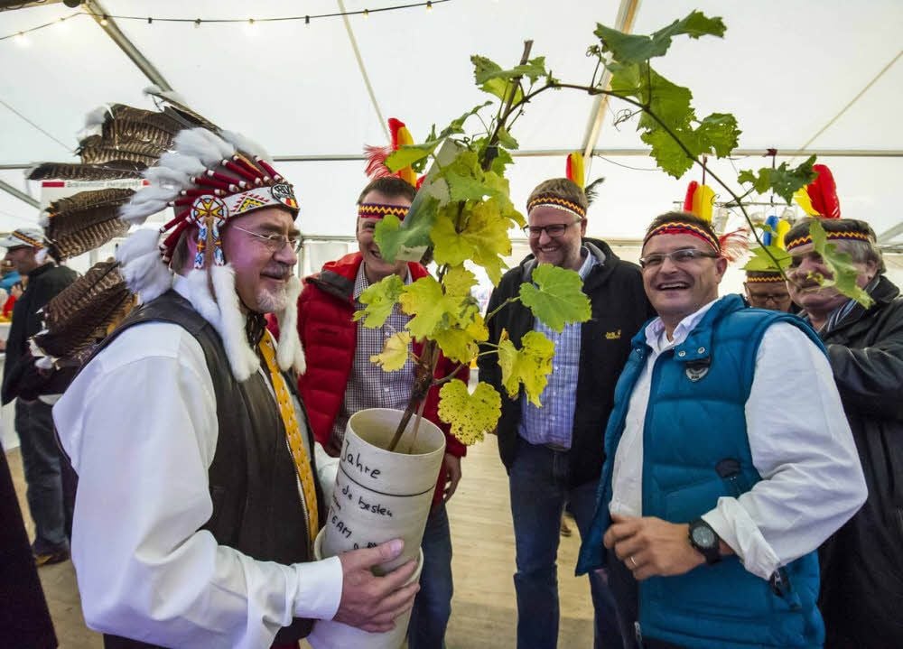 Firmenchef Rudolf Feickert (l.) hat in Ermsleben das 25-jährige Bestehen seines Bauunternehmens mit seinen Mitarbeitern gefeiert.