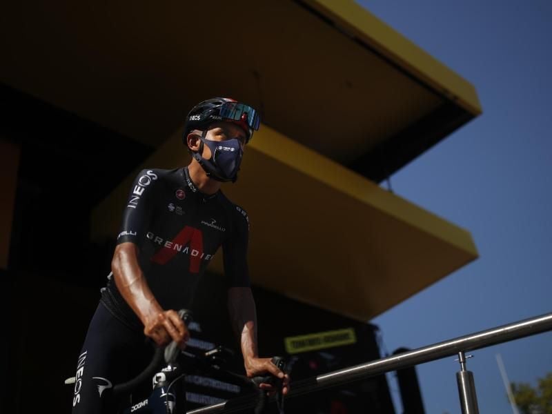 Ist vor der 17. Etappe aus der Tour de France ausgestiegen: Egan Bernal aus Kolumbien vom Team Ineos kommt zur Startlinie. Foto: Stephane Mahe/Reuters/AP/dpa