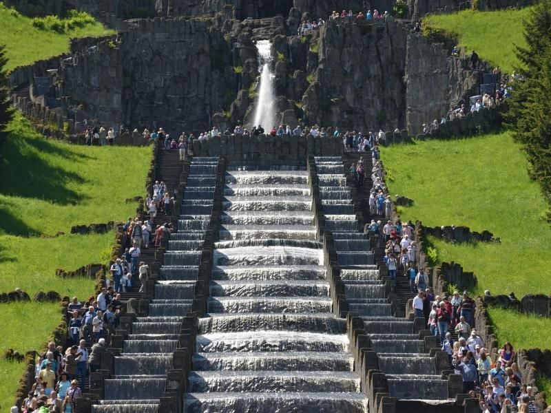 Die Wasserspiele unterhalb des Herkules im Bergpark Wilhelmshoehe in Kassel. Foto: Uwe Zucchi/Archiv