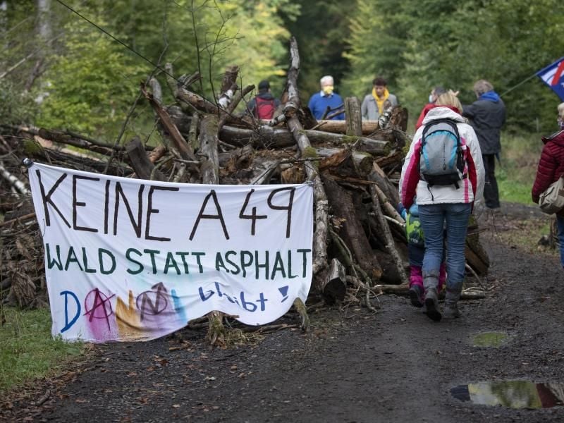 Aktivisten protestieren gegen die Rodung des Dannenröder Forsts und den Weiterbau der A49. Foto: Boris Roessler/dpa/Archivbild