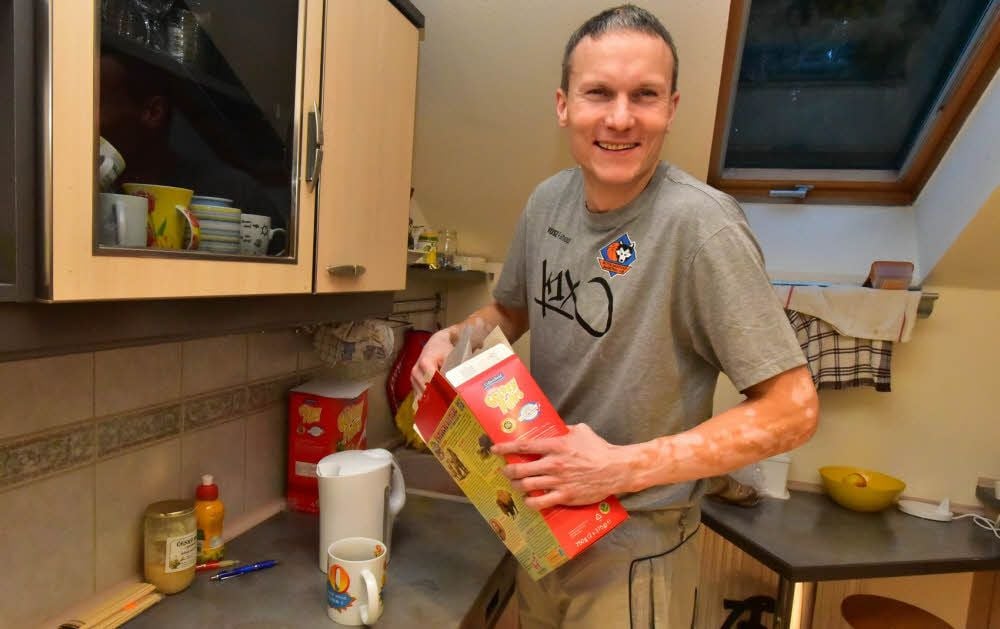 Tomas allein zu Haus - der MBC-Nachwuchsleiter (Tomas Grepl) in der Küche seines Hauses in Weißenfels.