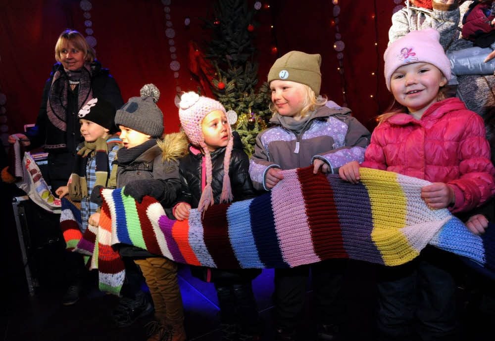 Die Kinder der Kindertagesstätte Borstel in Rothenschirmbach mit dem sieben Meter langen Lutherschal.