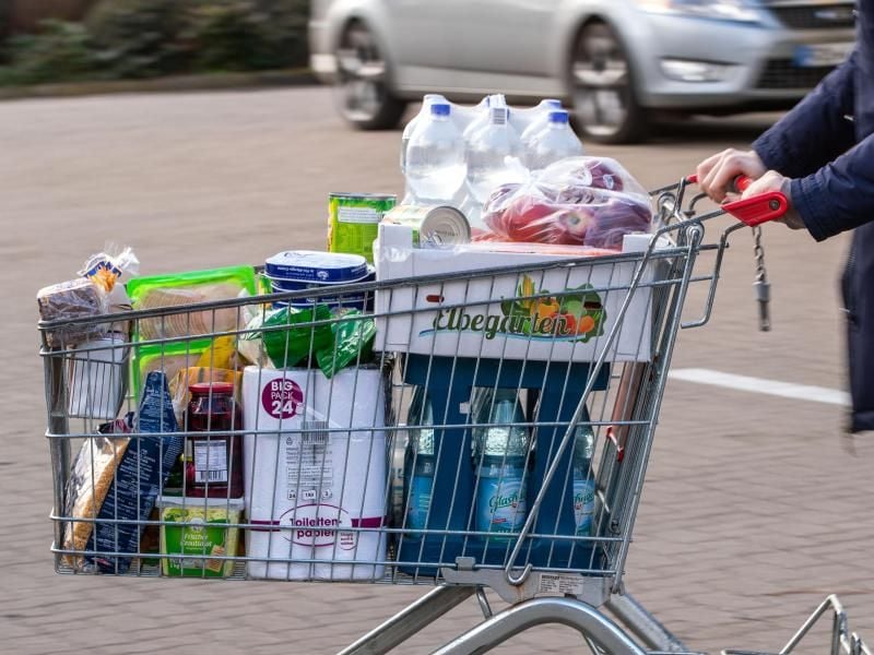 Im April sind die Verbraucherpreise insgesamt Deutschland kaum noch gestiegen. Bei Nahrungsmittel mussten die Menschen jedoch tiefer in die Tasche greifen. Foto: Jens Büttner/dpa-Zentralbild/dpa