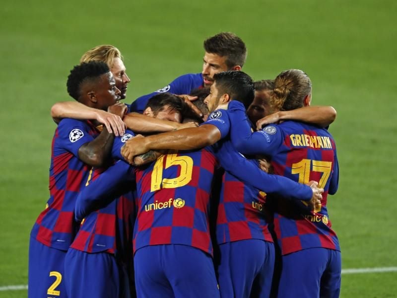 Barcas Clement Lenglet (M) bejubelt sein Tor zum 1:0 mit seinen Mannschaftskollegen. Foto: Joan Monfort/AP/dpa