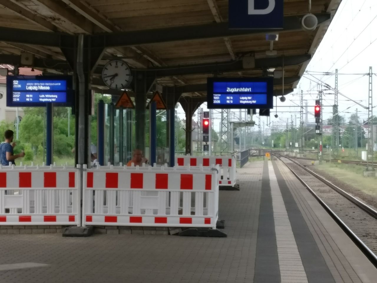An den Bahnsteigen zwei und drei finden sich aktuell mehrere Bauumzäunungen.