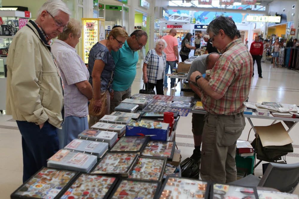 Am Stand von Frank Singer aus dem Vogtland haben die Besucher der Sammlerbörse nicht nur Münzen und Abzeichen entdeckt.