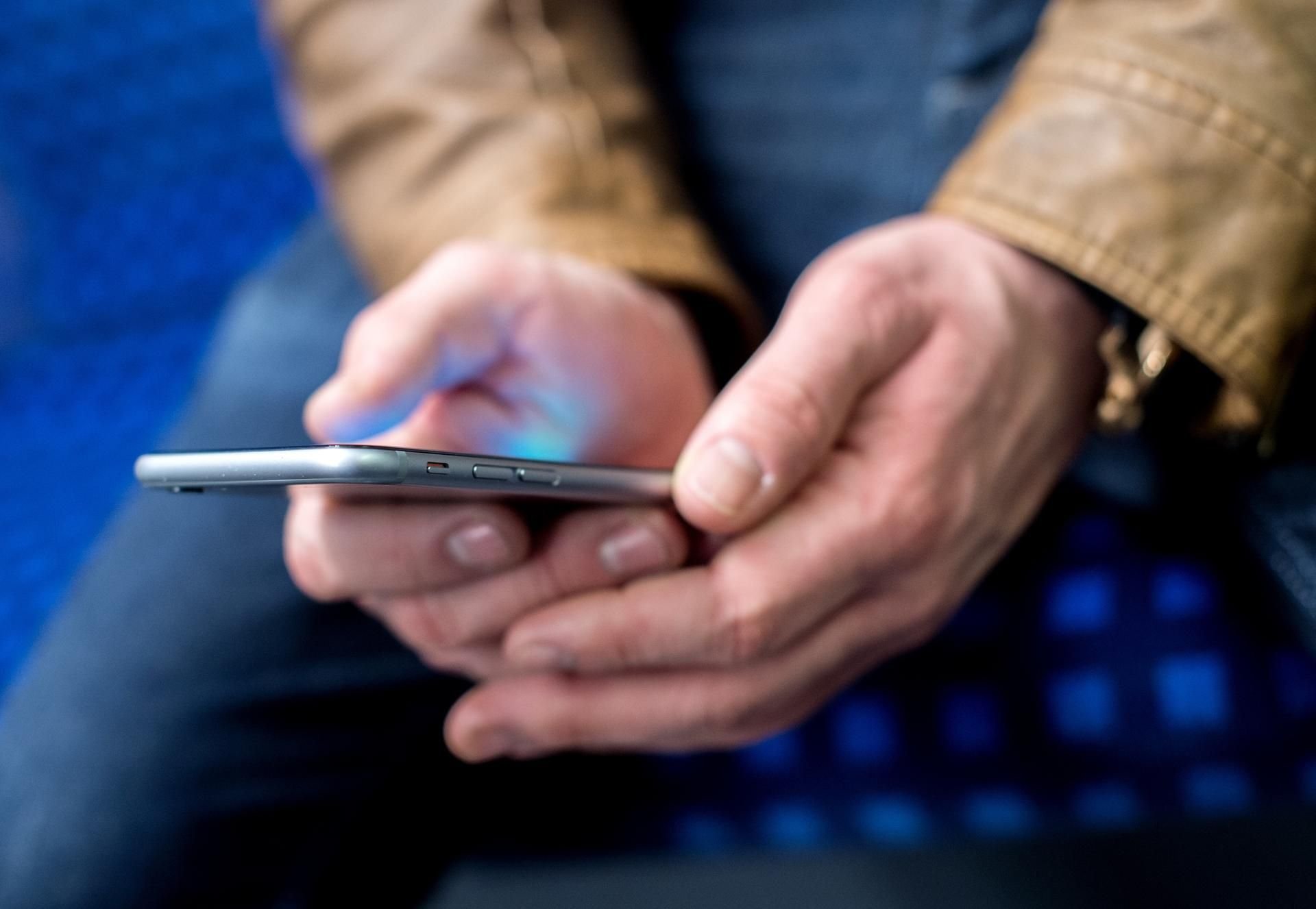 Wer sein Smartphone unterwegs viel nutzt, verbraucht große Mengen Datenvolumen.