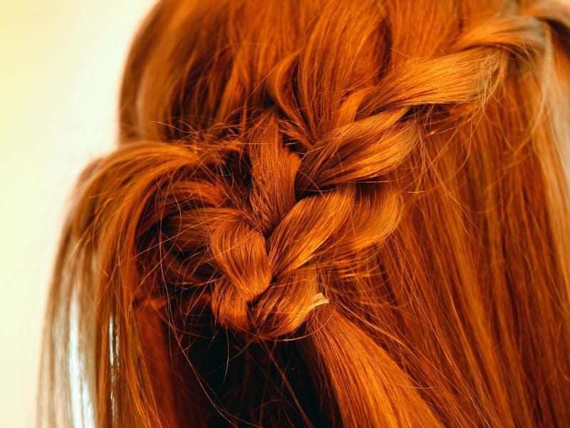 Ein Model trägt eine Haar-Kreation eines Berliner Friseursalons. Foto: Jens Kalaene/Archiv
