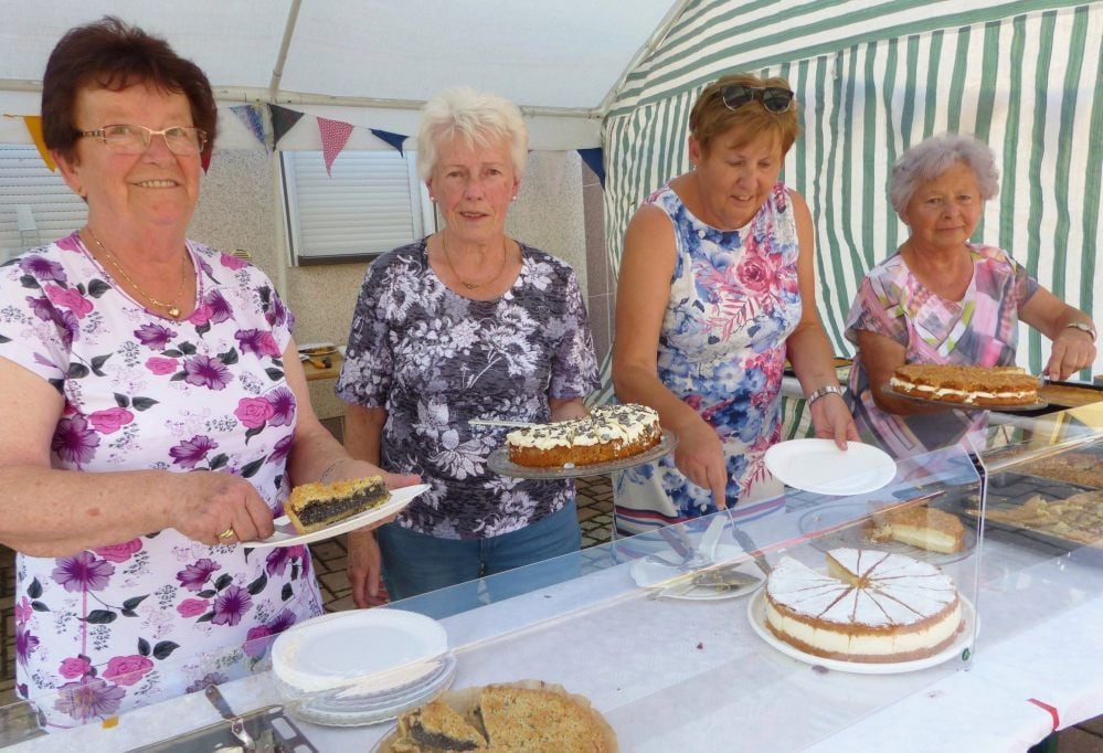 Erika Koch (v.l.), Gisela Klabes, Erika Lindenau und Hanni Thieme verkaufen am Kuchenbüfett die von Wetzendorfer Hausfrauen gebackenen Torten und Kuchen.