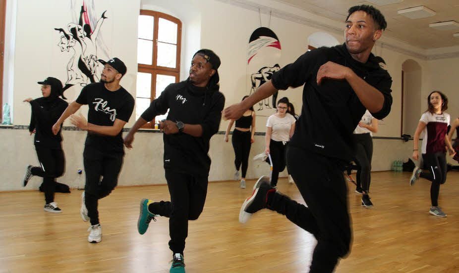 Die Jungs der Fly Dance Company zeigen den Mädels der „Dance Collection“, wie man eine flotte Hip-Hop-Sohle aufs Parkett legt.
