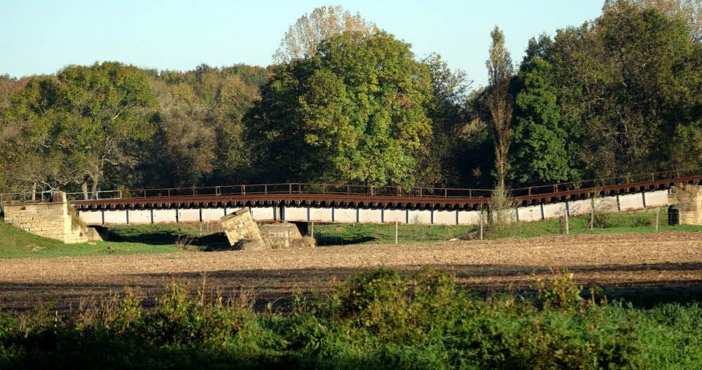 Pfeiler verschoben, Brücke abgesackt. Der Schaden entstand im Juni 2013.