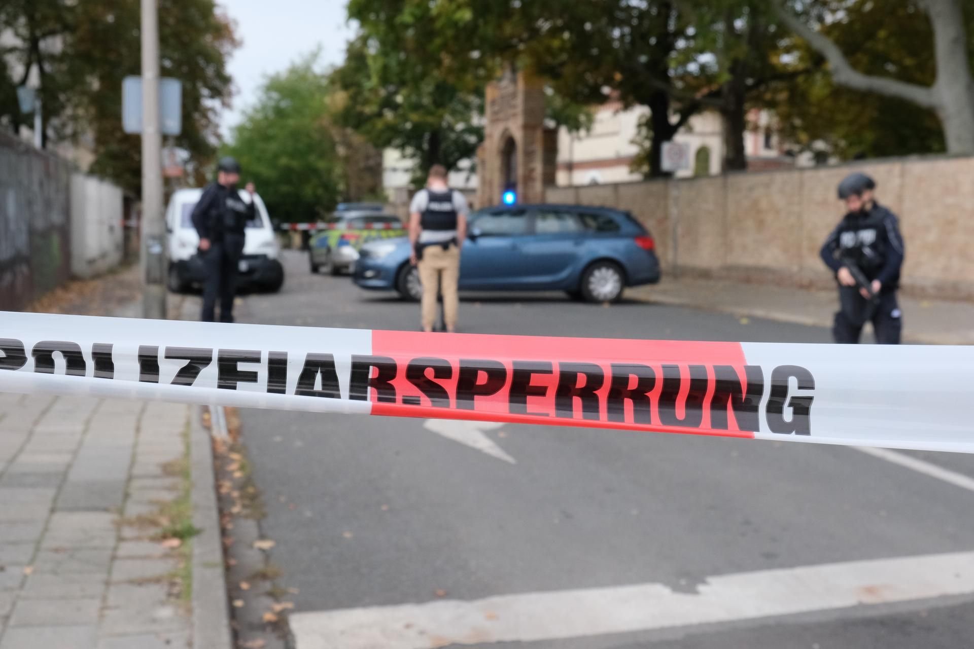 Nur wenige Sekunden, bevor Stephan B. sein erstes Opfer erschoss, fuhren zwei Polizisten in Zivil an ihm vorbei.