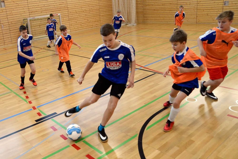 Vor Weihnachten ging es für 40 Kinder in dieser Woche in die Halle zum Fußballspielen.