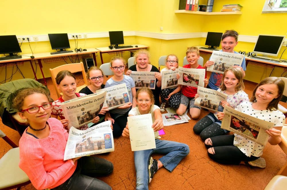 Die jungen Journalisten der Grundschule Langendorf vergleichen die Mitteldeutsche Zeitung mit der eigenen Schülerzeitung.