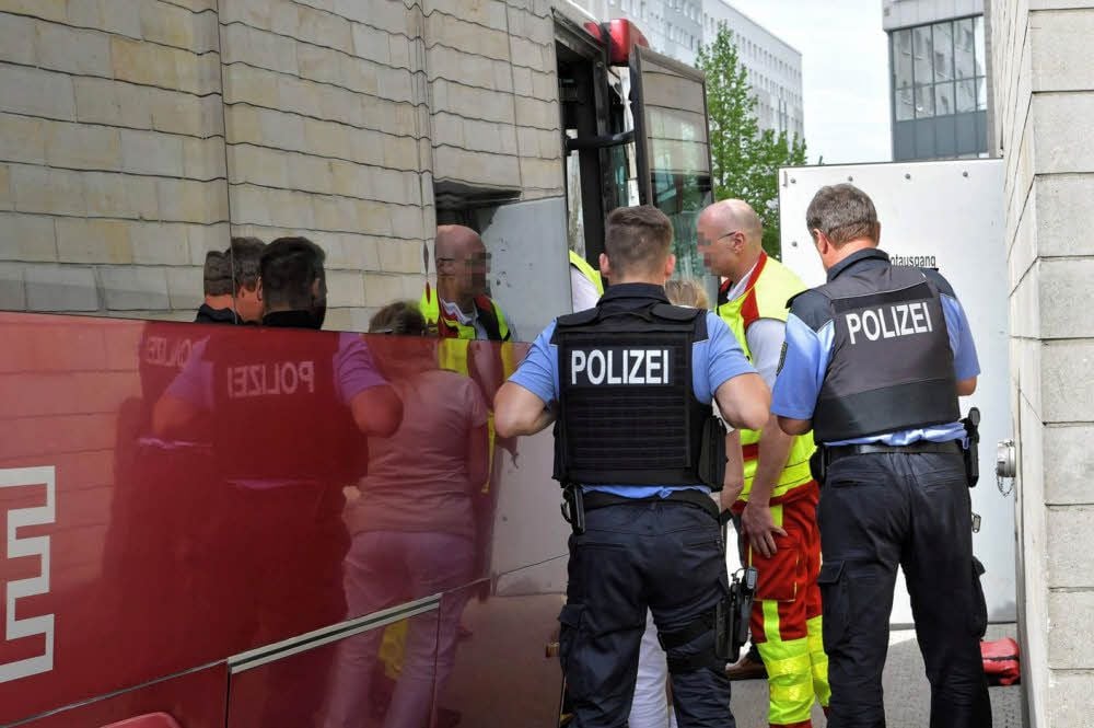 Polizei und Notarzt am Seiteneingang des Rathauses.