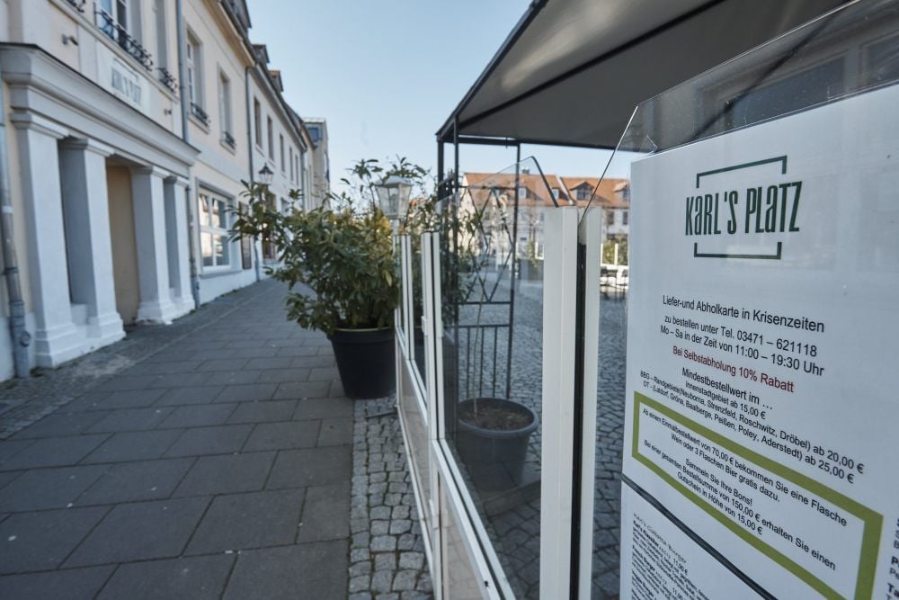 „Karl’s Platz“ in Bernburg hat zwischen 11 und 19.30 Uhr einen Lieferservice eingerichtet. Selbstabholer bekommen zehn Prozent Rabatt.
