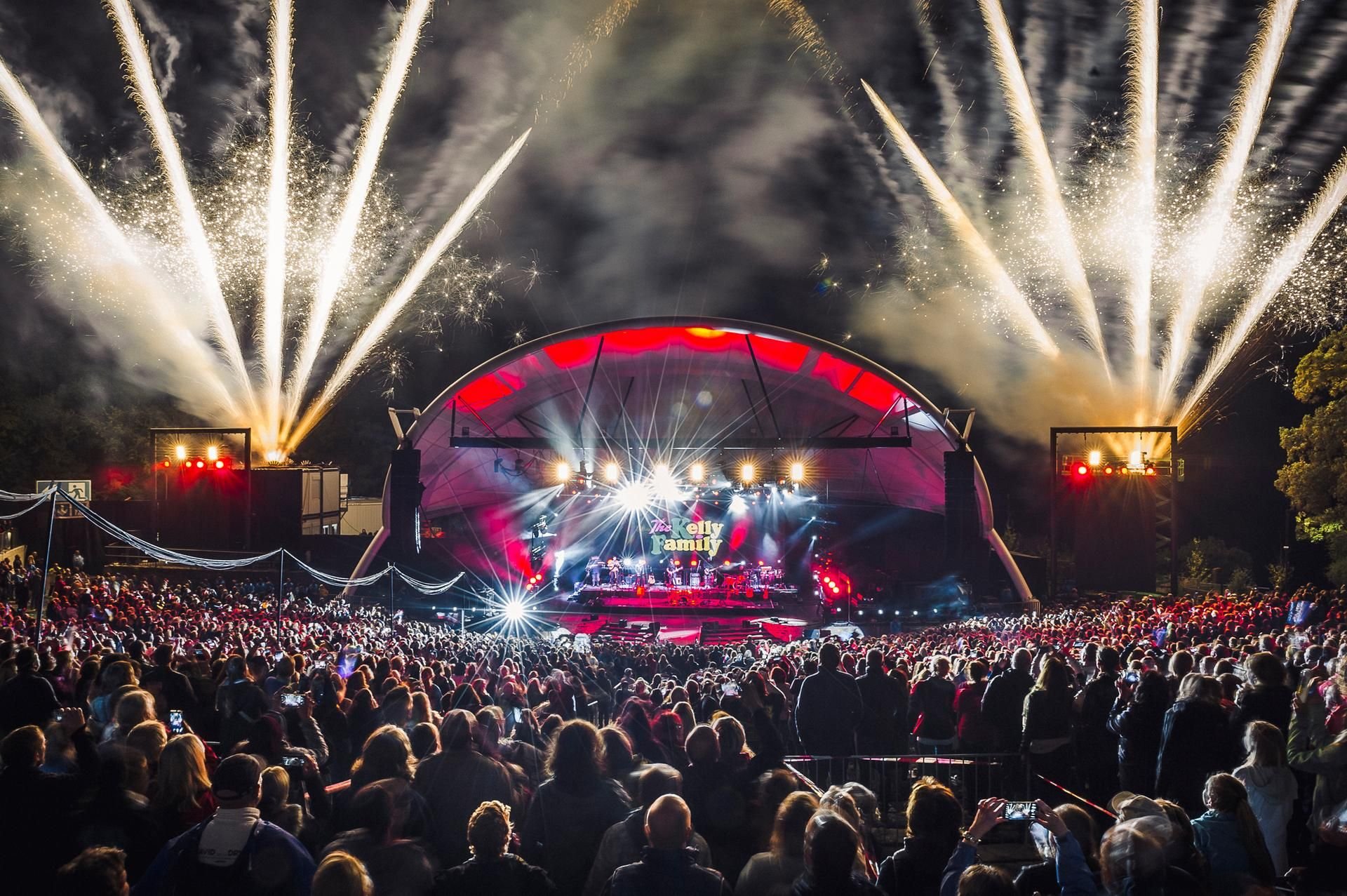 Das konzert fand vor einer großen Kulisse statt,