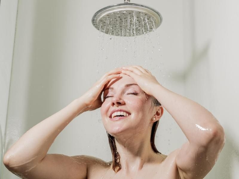 Entspannt duschen mit empfindlicher Haut: Milde Pflegeprodukte sind in der Regel frei von Hautreizern. Foto: Monique Wüstenhagen