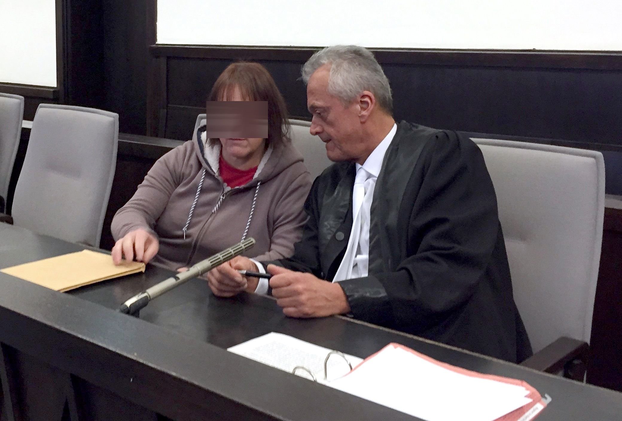 Im Mordprozess um die Misshandlungen mehrerer Frauen in Höxter sitzt die Angeklagte Angelika W. neben ihrem Anwalt.
