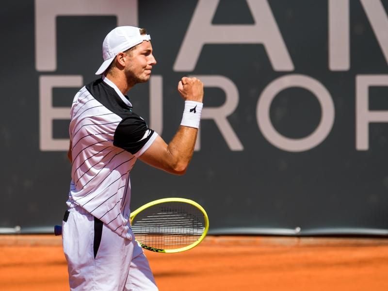Steht nach einer souveränen Leistung in Hamburg im Achtelfinale: Jan-Lennard Struff jubelt. Foto: Daniel Bockwoldt