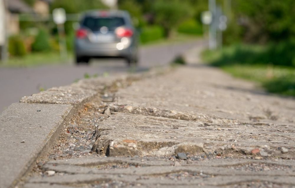 Der Gehweg in der Straße „Am Nelkenberg“ ist für Fußgänger eine Zumutung.