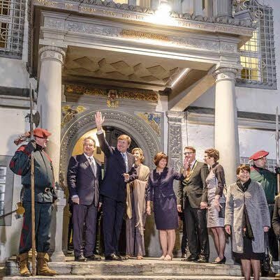 Abends zeigten sich die Royals den Menschen vor dem Alten Rathaus.