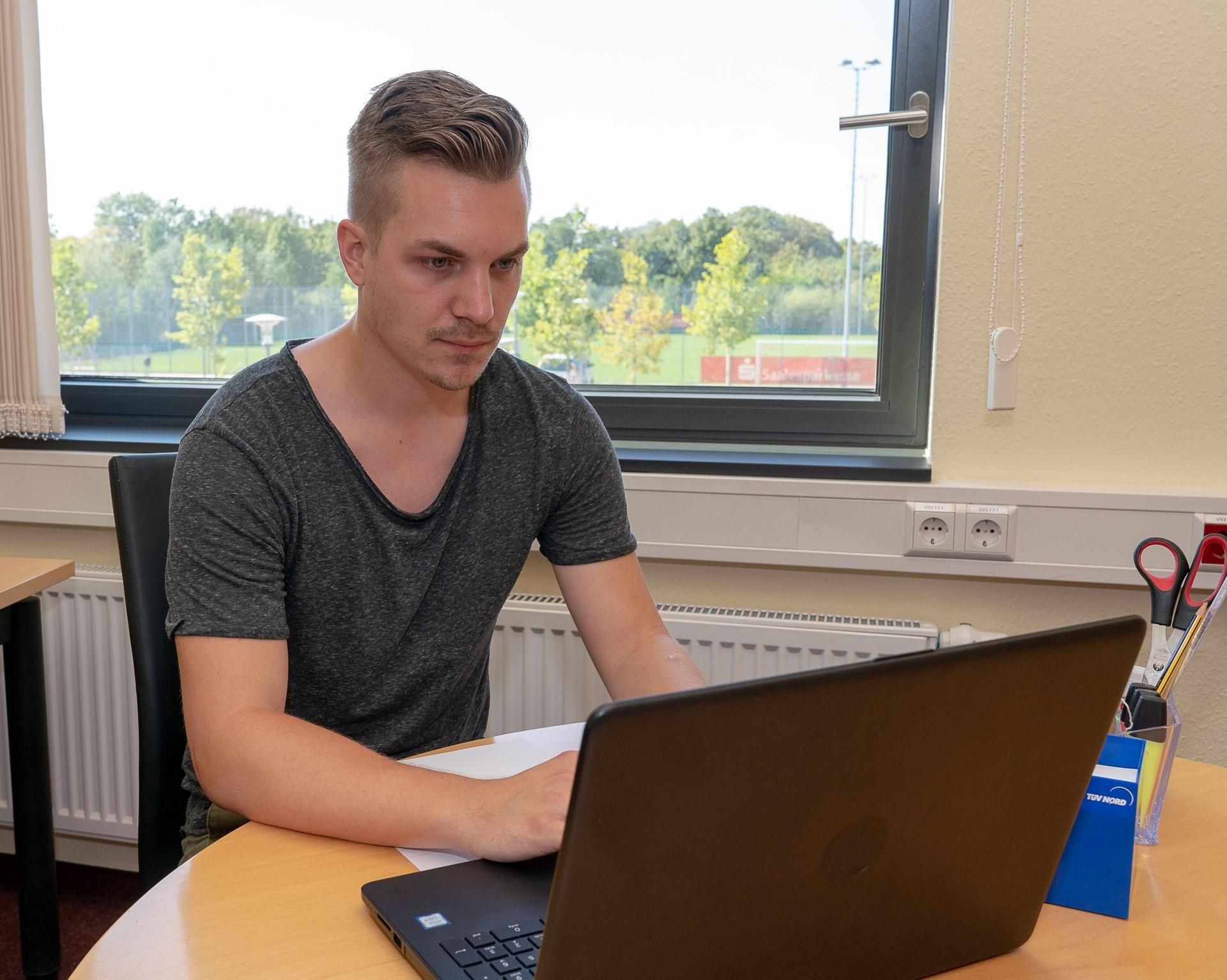 Björn Ganser in seinem Büro im Stadion