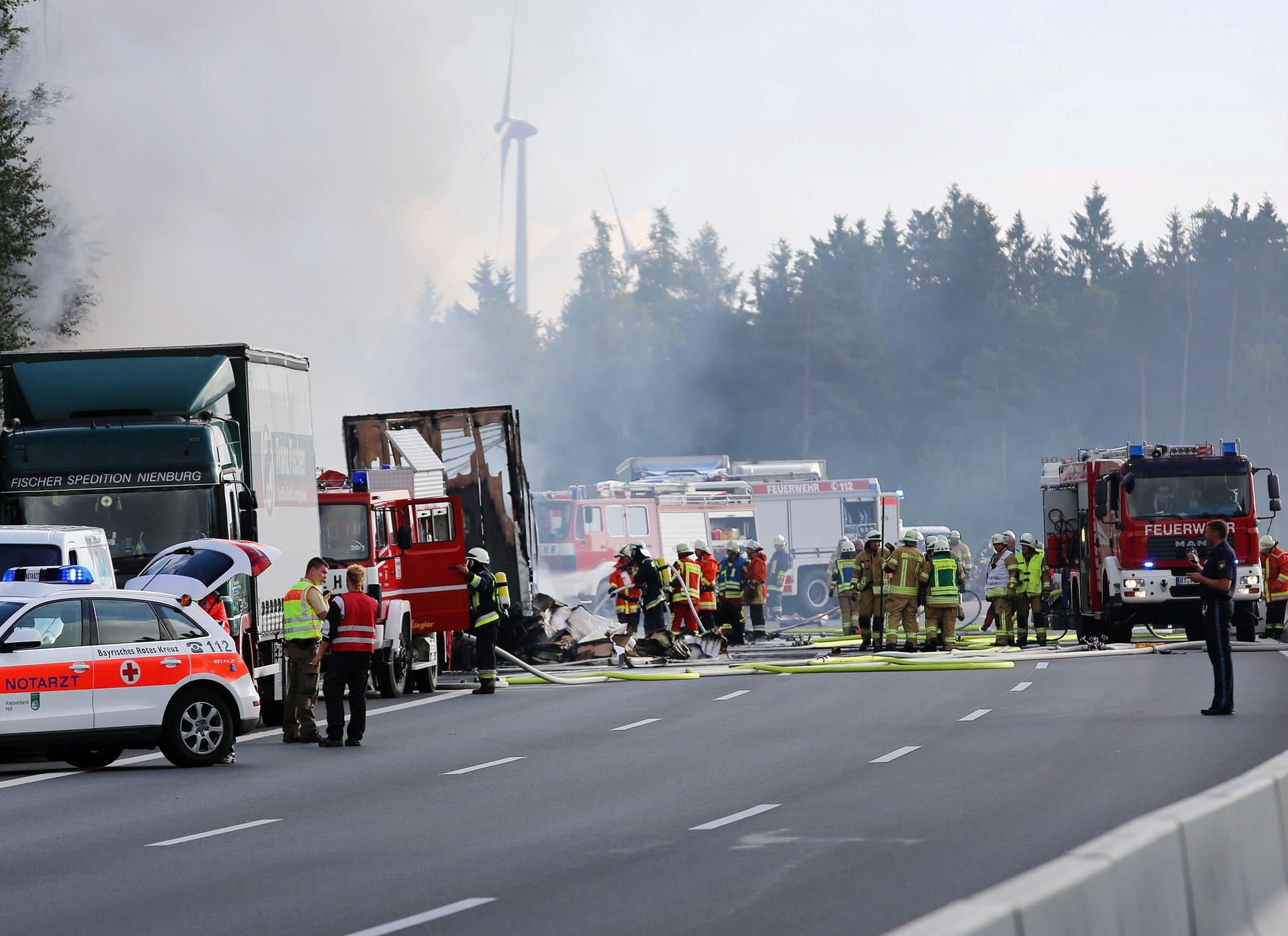 Feuerwehr und Rettungskräfte an der Unfallstelle auf der Autobahn A9 bei Münchberg.