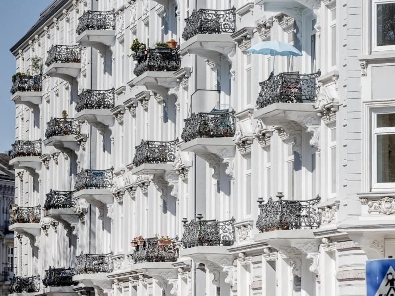 Ein Wohnhaus mit Altbauwohnungen steht im Hamburger Grindelviertel. Foto: Markus Scholz/dpa/Archivbild