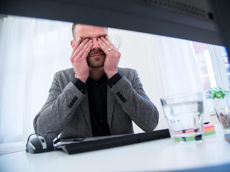 Gegen müde Augen bei der Arbeit hilft es, den richtigen Abstand zum Bildschirm einzuhalten und regelmäßig Pausen zu machen. Foto: Christin Klose/dpa-tmn