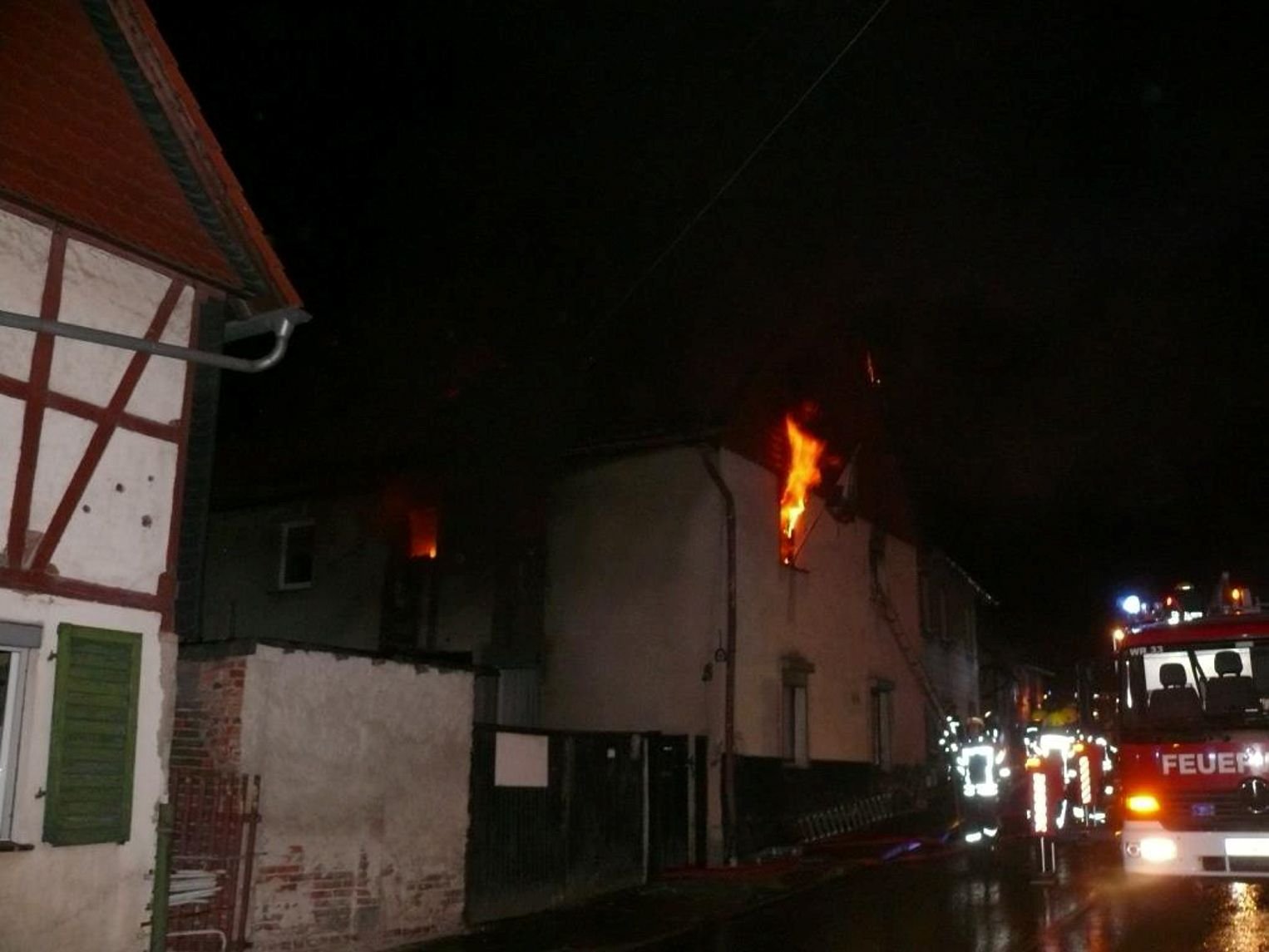 Feuerwehrleute aus Wernigerode und Blankenburg sowie aus den Ortsteilen bekämpften die Flammen in Benzingerode.