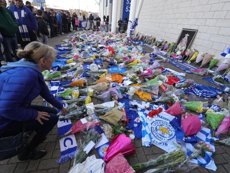 Leicester-Fans legen nach dem Helikopter-Absturz Blumen am Stadion nieder. Foto: Aaron Chown/PA