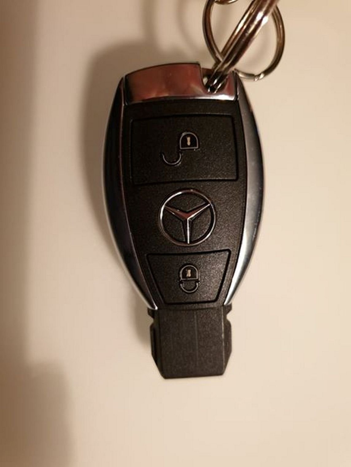Wer vermisst diesen Autoschlüssel?