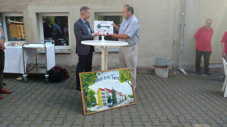 Klinikumschef Peter Redemann (links) händigt Stiftungsvorstand Stephan Zwick den symbolischen Schlüssel für das Wohnheim aus.