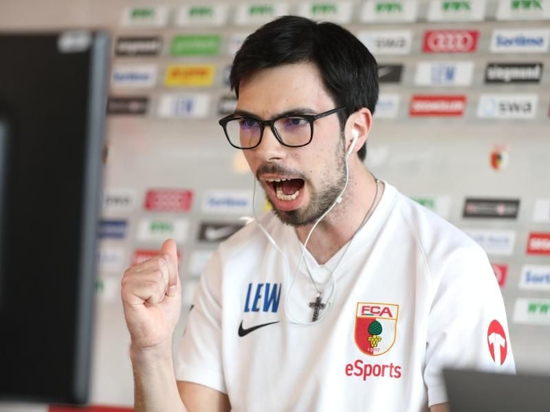 Der beste FIFA-Spieler Deutschlands trägt das Trikot des FC Augsburg: Yannic „Yannic0109” Bederke hat das Finale des VBL Grand Final gewonnen. Foto: FC Augsburg/dpa