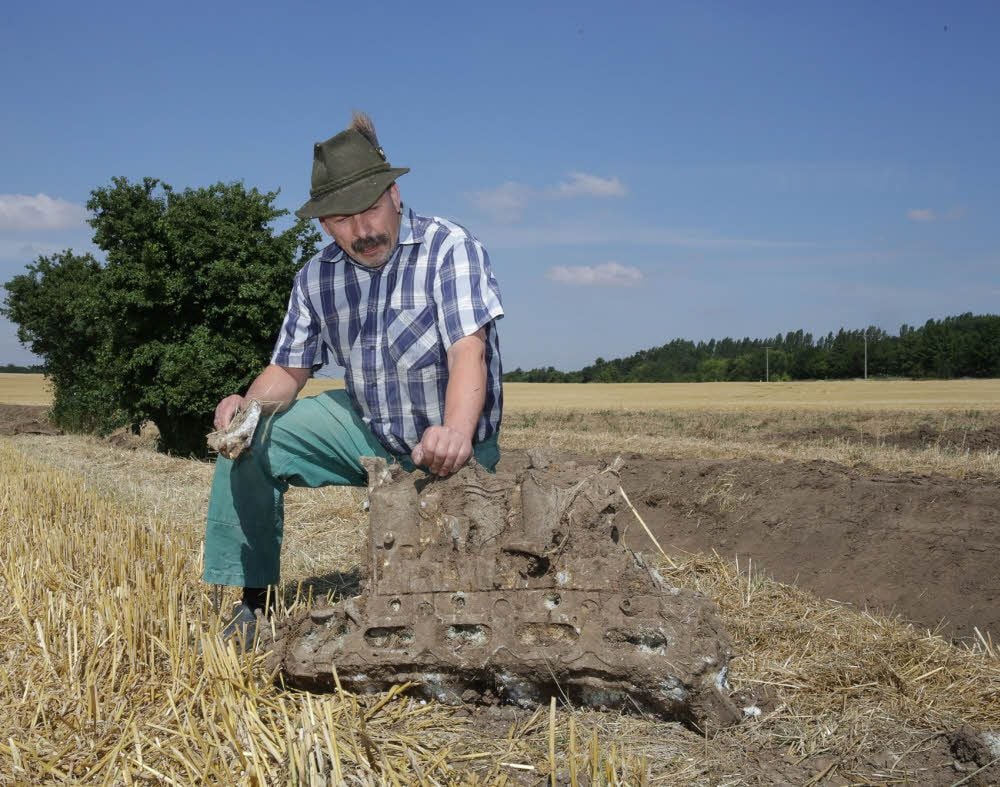 Siegfried Gallas zeigt den noch völlig verdreckten Flugzeugmotor, der jetzt bei Bauarbeiten auf einem Braunsbedraer Feld entdeckt wurde.