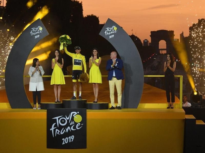 Der Kolumbianer Egan Bernal (3.v.l.) ist Gesamtsieger der 106. Tour de France. Foto: David Stockman/BELGA