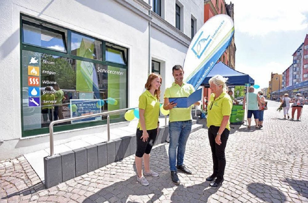 Marie Sophie Heinrich, Mathias Gerecke und Katrin Jäschke (v.l.) vor dem Center