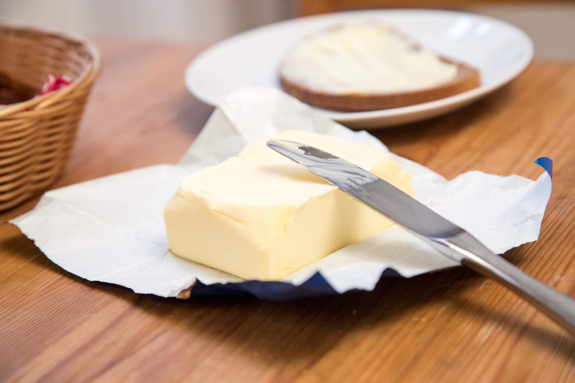 Ohne Butter fehlt etwas auf dem Brot: Auch billige Produkte schnitten bei einem Test der Stiftung Warentest gut ab.
