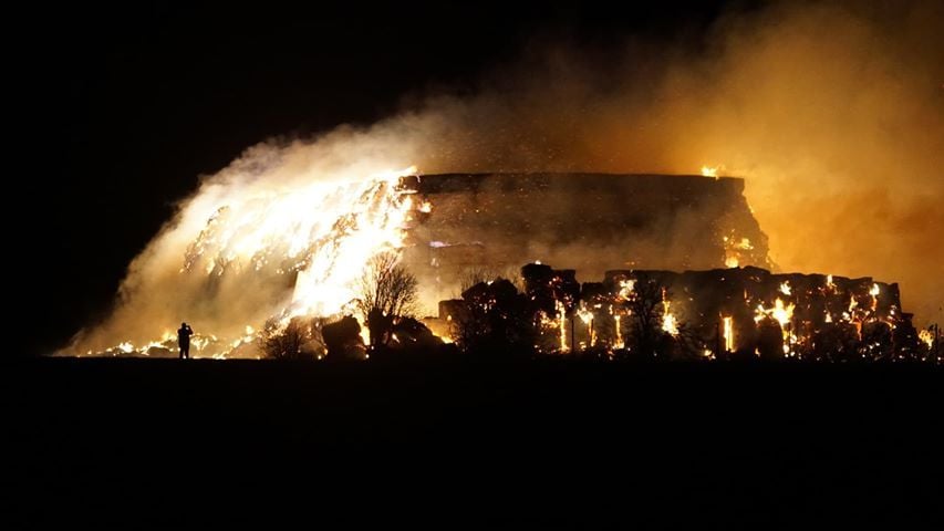 Am Mittwochnachmittag sorgte ein großes Strohfeuer nahe Bad Lauchstädt für Aufsehen.