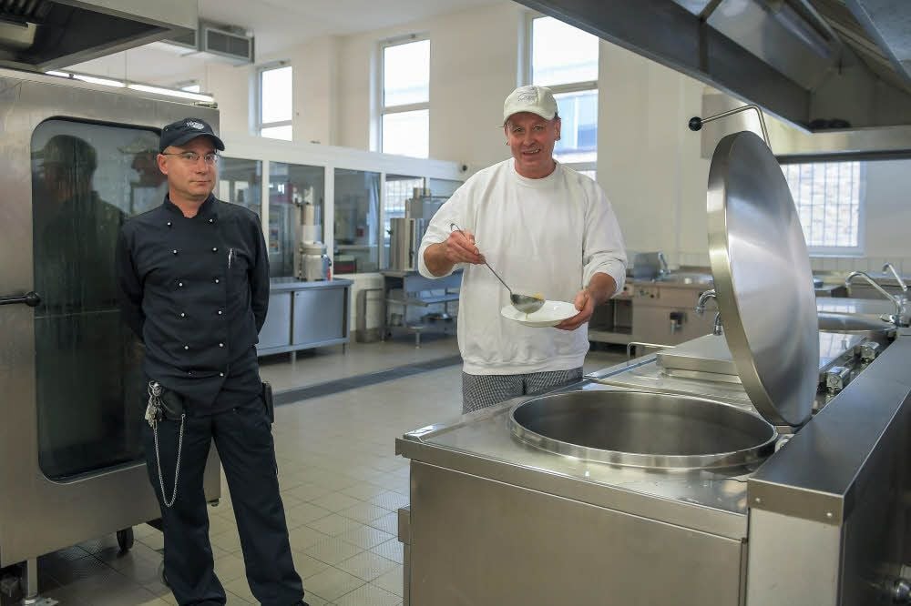 Jörg Bernstein (l.) ist Chef in der Küche des Gefängnisses. Häftlinge unterstützen ihn bei der Arbeit.